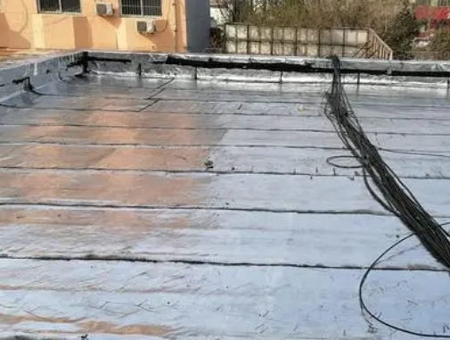 宝应卫生间漏水维修公司分享下宝应屋面楼顶防水刚性防水层施工要点。